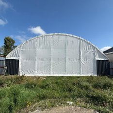 Přístřešek na kontejnery 18x12m s přední i zadní stěnou a dvojitým příhradovým rámem