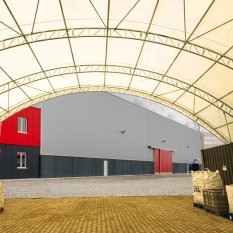 Prístrešok na kontajnery 18x12m s dvojitým priehradovým rámom bez prednej a zadnej steny