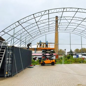 Prístrešok na kontajnery 18x12m s dvojitým priehradovým rámom bez prednej a zadnej steny